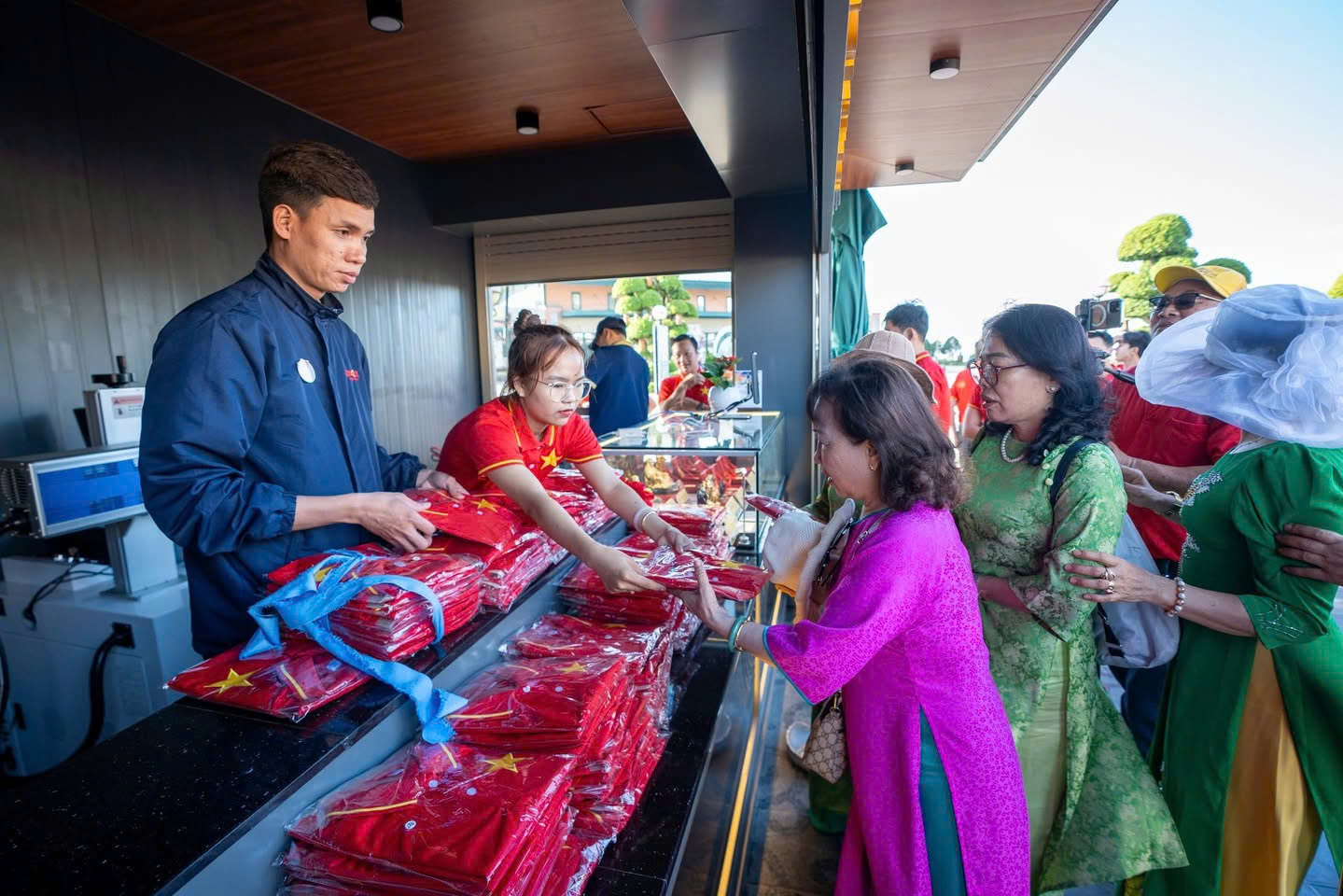 Thiêng liêng nghi thức cờ trên đỉnh Núi Bà Đen - Kỷ niệm 80 năm Quốc Khánh 2/9
 - 5